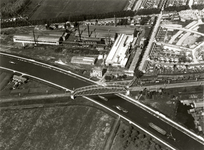 85057 Luchtfoto van de spoorbrug in de spoorlijn Amsterdam-Utrecht over het Merwedekanaal te Zuilen, uit het ...